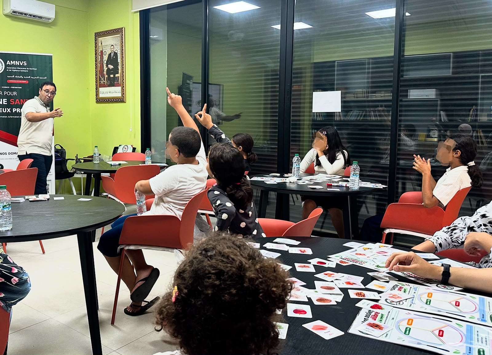 Enfants participant avec enthousiasme à l’atelier de l’assiette équilibrée à la Maison des Jeunes Al Amal, Rabat · 1/7