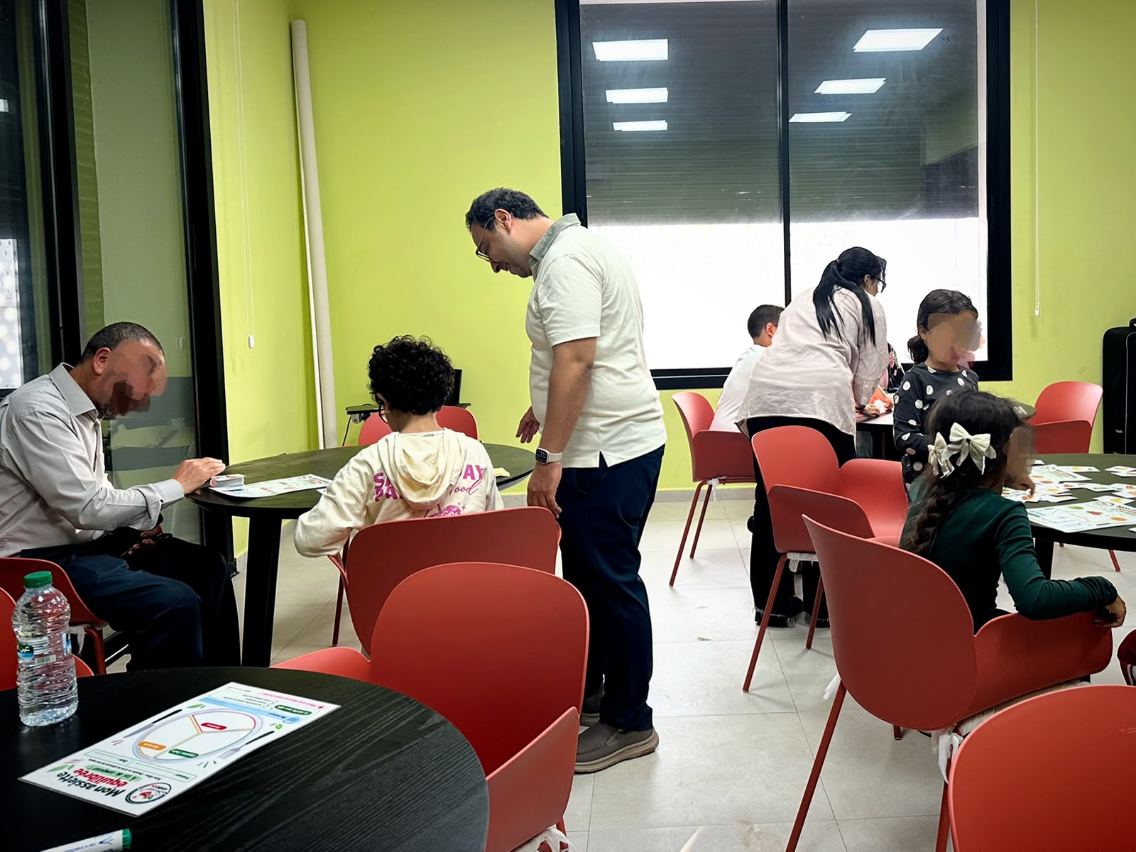 Enfants participant avec enthousiasme à l’atelier de l’assiette équilibrée à la Maison des Jeunes Al Amal, Rabat · 2/7