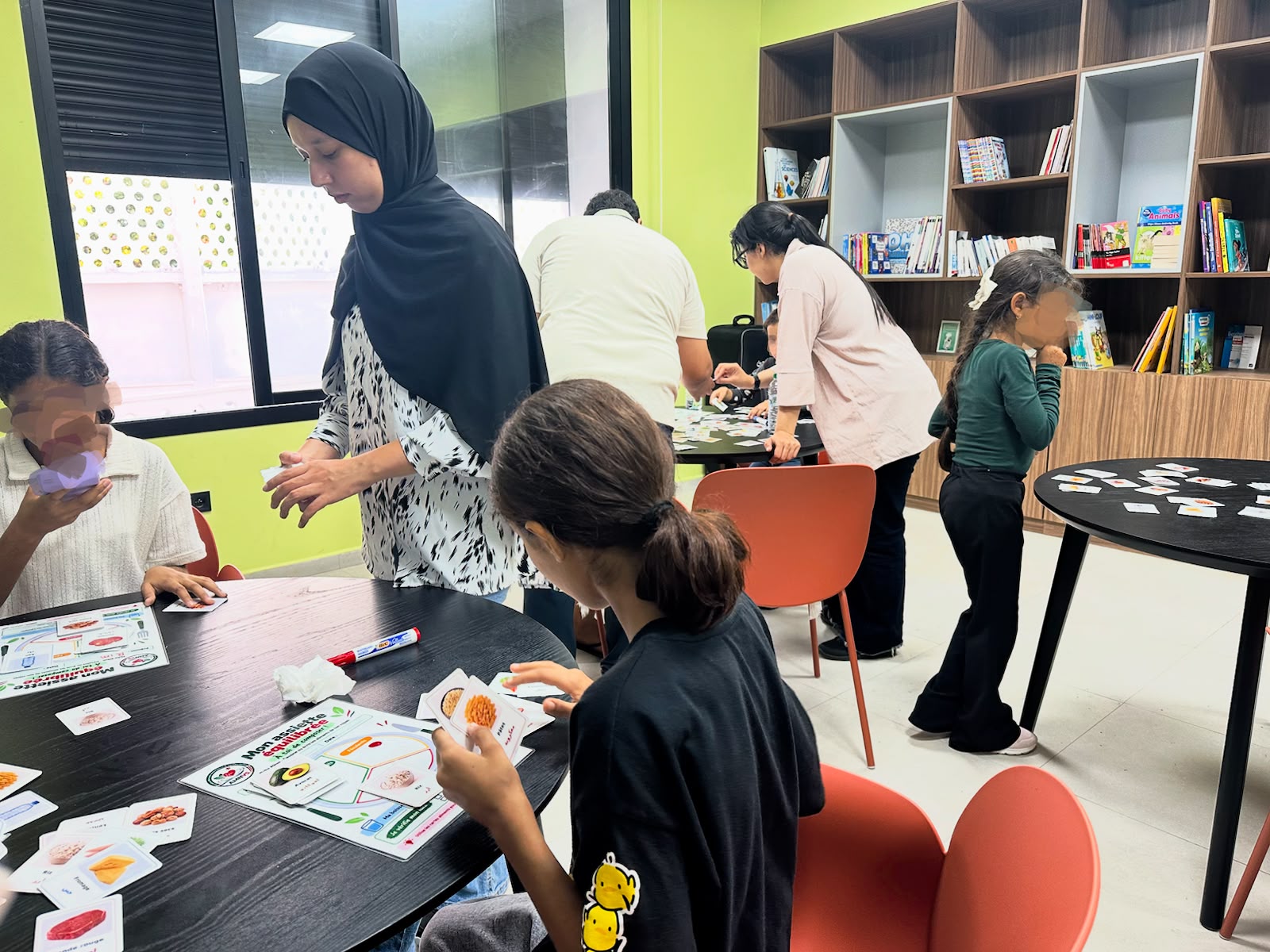 Enfants participant avec enthousiasme à l’atelier de l’assiette équilibrée à la Maison des Jeunes Al Amal, Rabat · 3/7