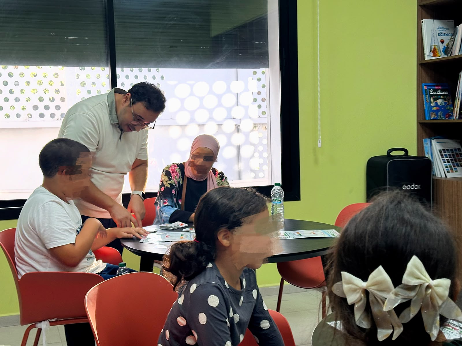 Enfants participant avec enthousiasme à l’atelier de l’assiette équilibrée à la Maison des Jeunes Al Amal, Rabat · 4/7