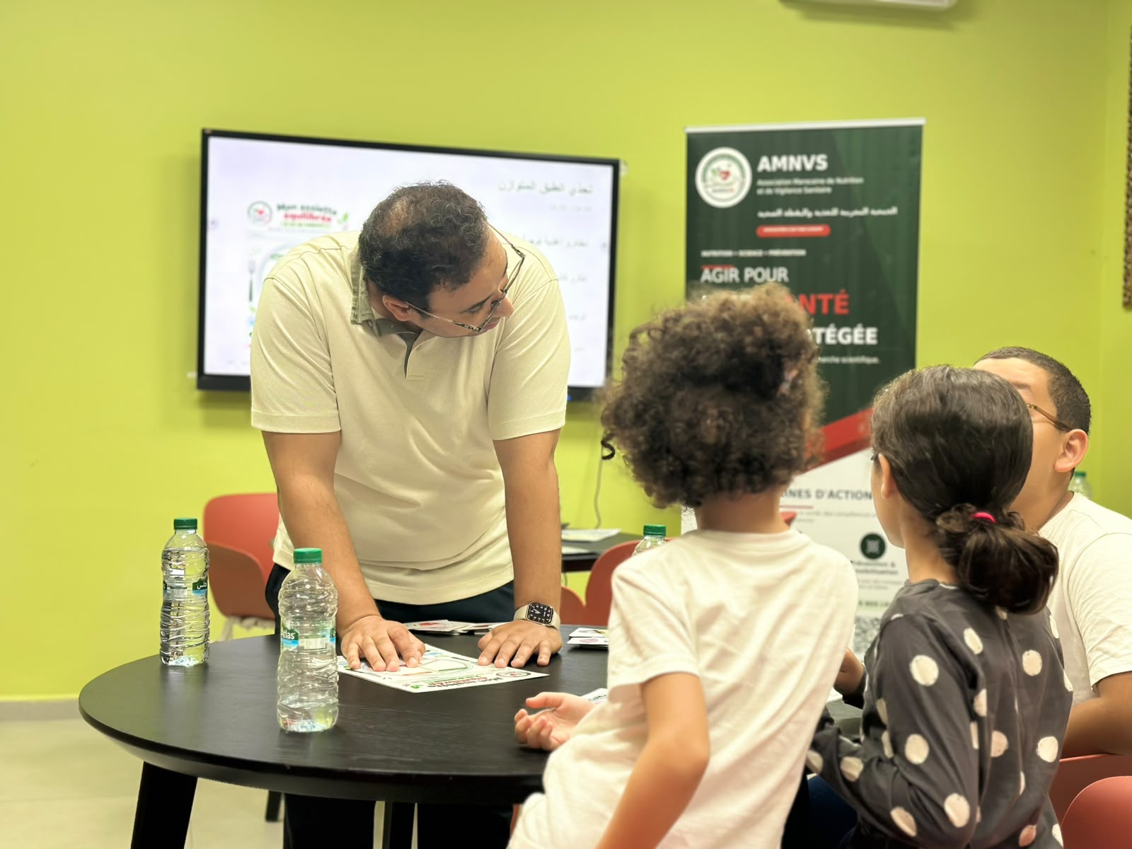 Enfants participant avec enthousiasme à l’atelier de l’assiette équilibrée à la Maison des Jeunes Al Amal, Rabat · 6/7