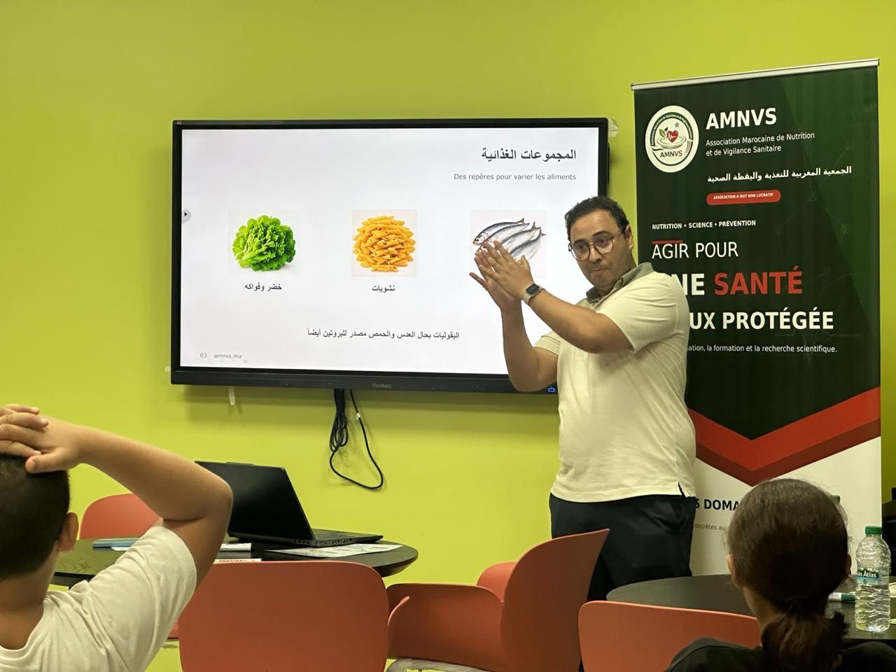 Enfants participant avec enthousiasme à l’atelier de l’assiette équilibrée à la Maison des Jeunes Al Amal, Rabat · 7/7